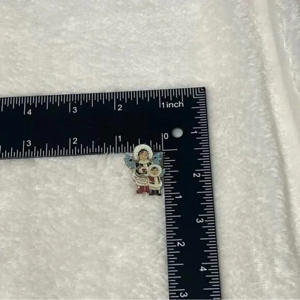 Alaska Mother Child Angel Eskimos Vintage Lapel Vest Hat Pin A27